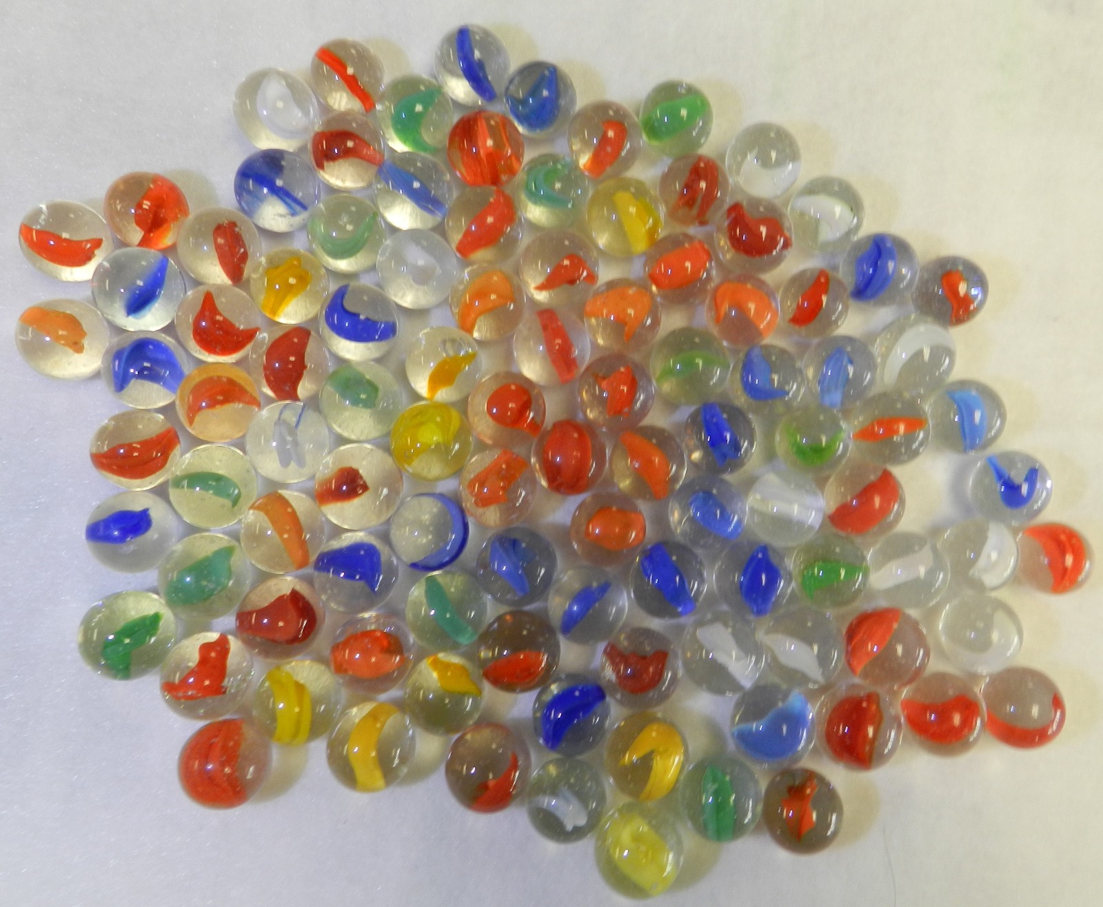 #20399m Vintage Group or Bulk Lot of 100 Peltier Glass Banana Cat’s Eye Marbles