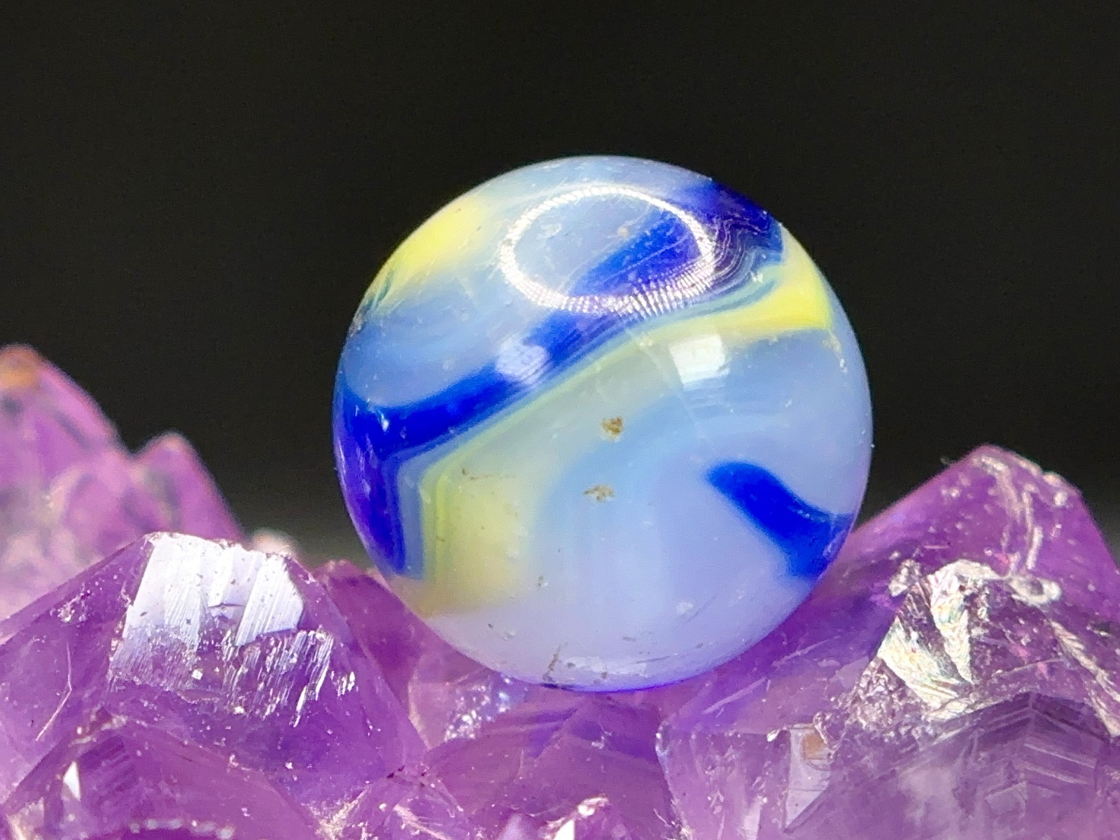 WONDERFUL Vintage Akro Agate Corkscrew BLUE EGGYOLK Marble – .59″ Excellent!