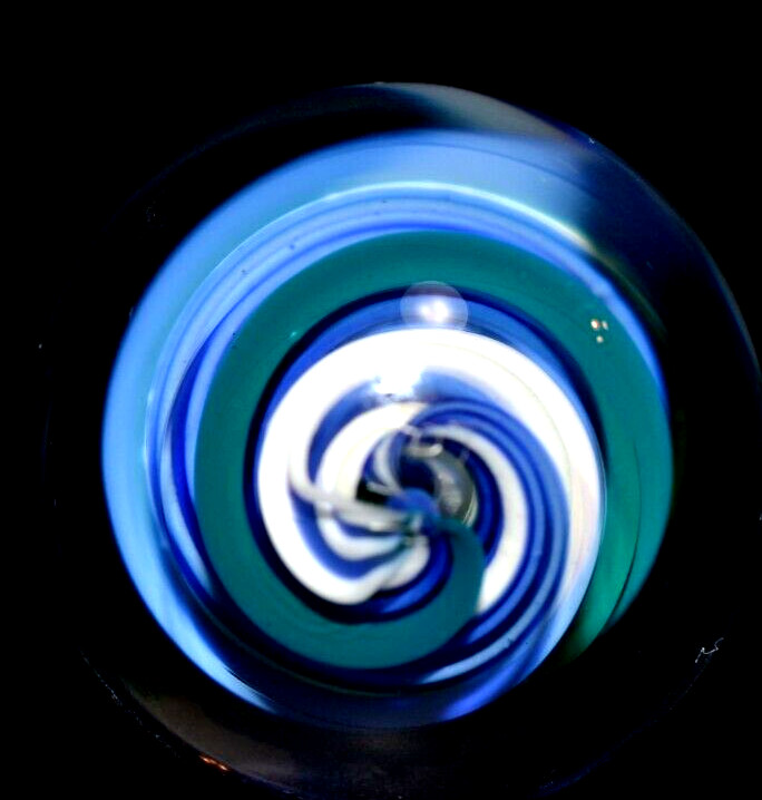 JOSHUA JUSTICE GLASS MARBLE/1.347″-ROYAL,TURQ. & WHITE BLACKLIGHT CORKSCREW-NEON