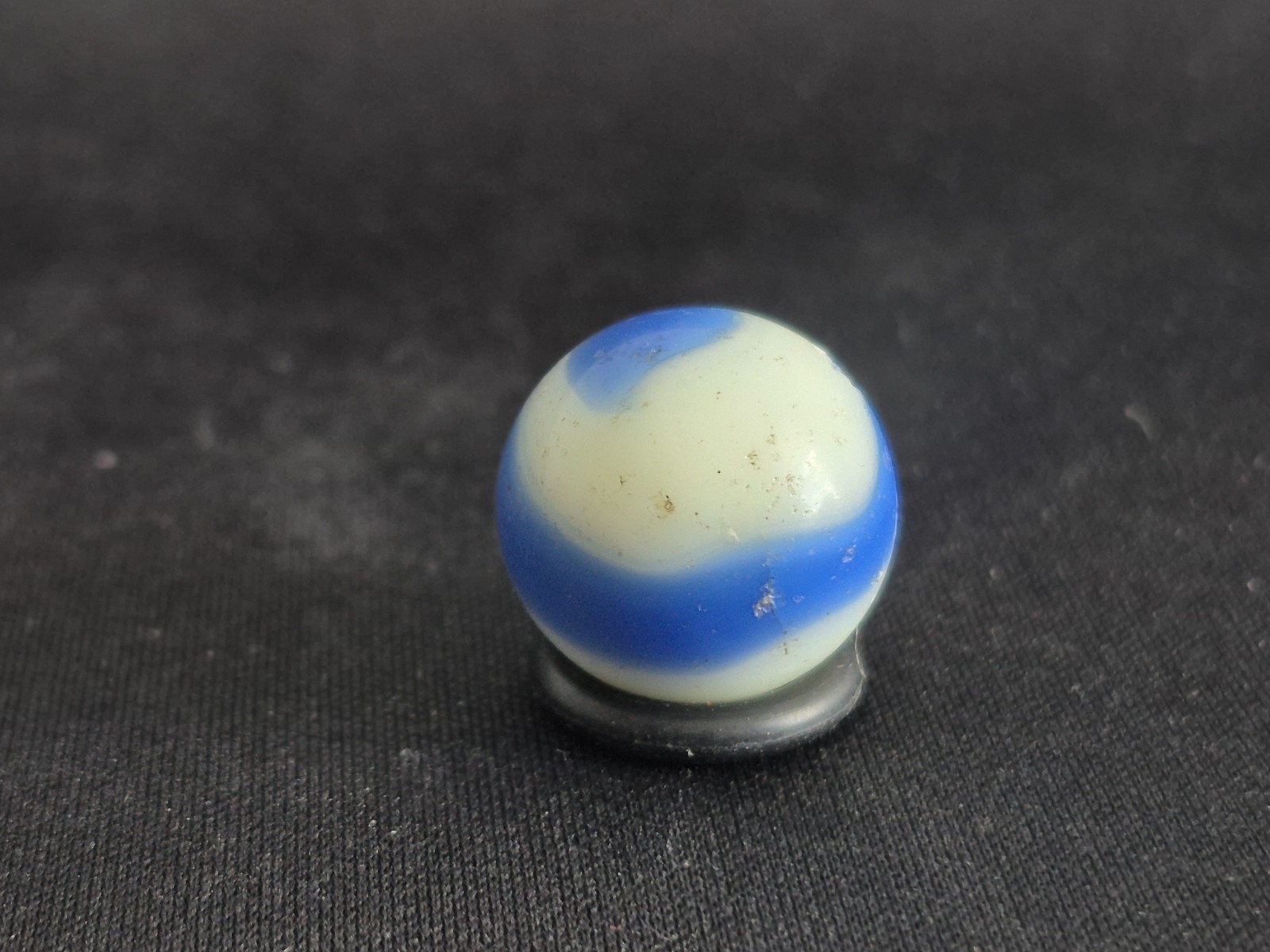 Akro Agate Corkscrew UV Glow Marble Blacklight 15.8mm Small Chip