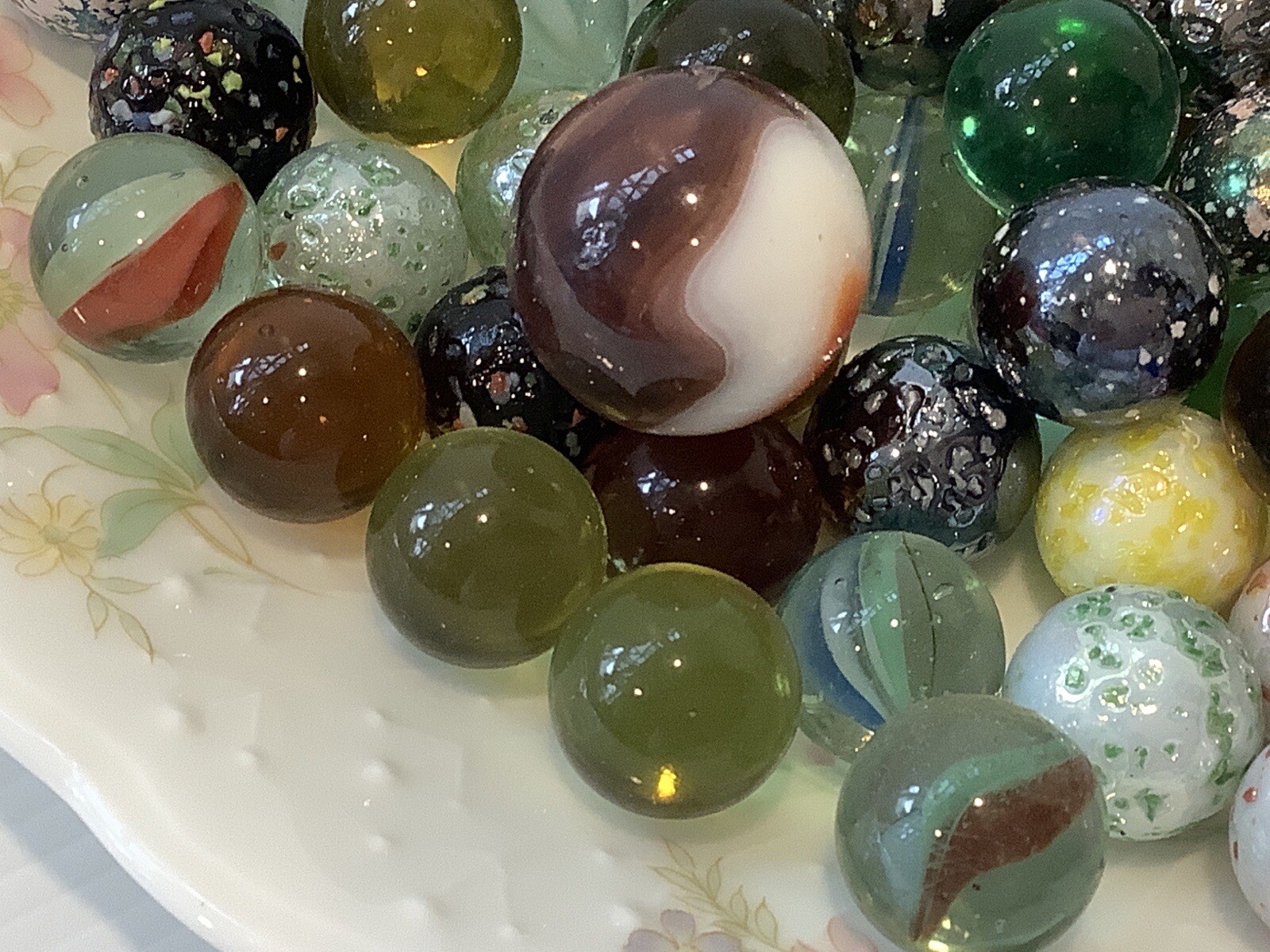 Marbles Glass In Large Candy Plastic Jar Lot 3 Toys Tom Bowlers