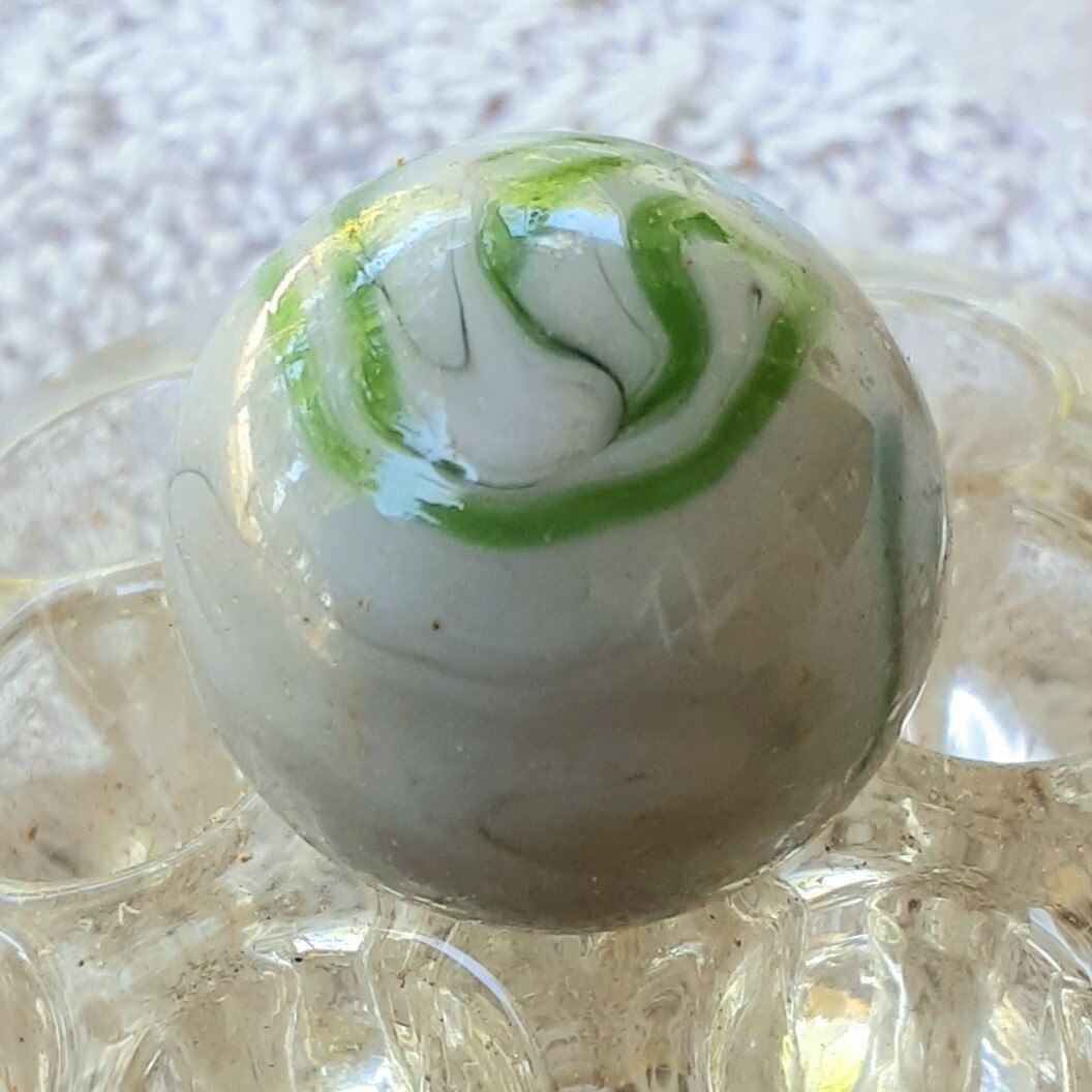 31/32″ Alley Agate Muddy Swirl Slag In Beautiful Mint Condition👌.