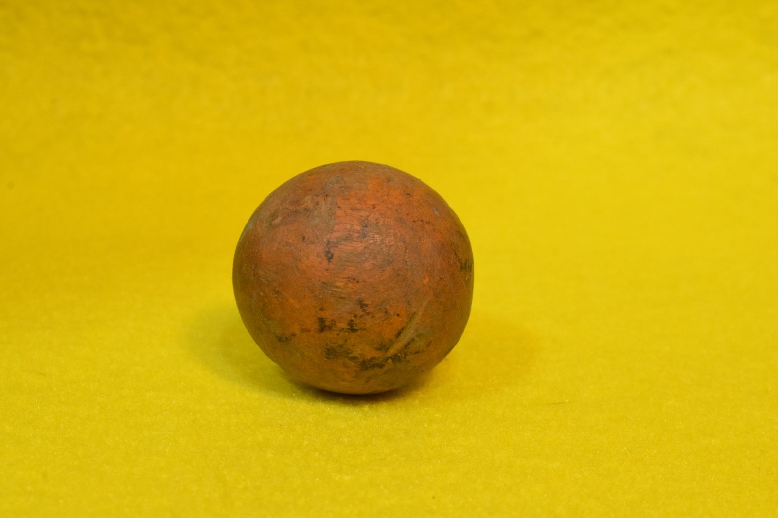 ANTIQUE CLAY MARBLE TAN OCHRE BLACK SHOOTER HAND ROLLED 1-1/4″ ART TOY HISTORY