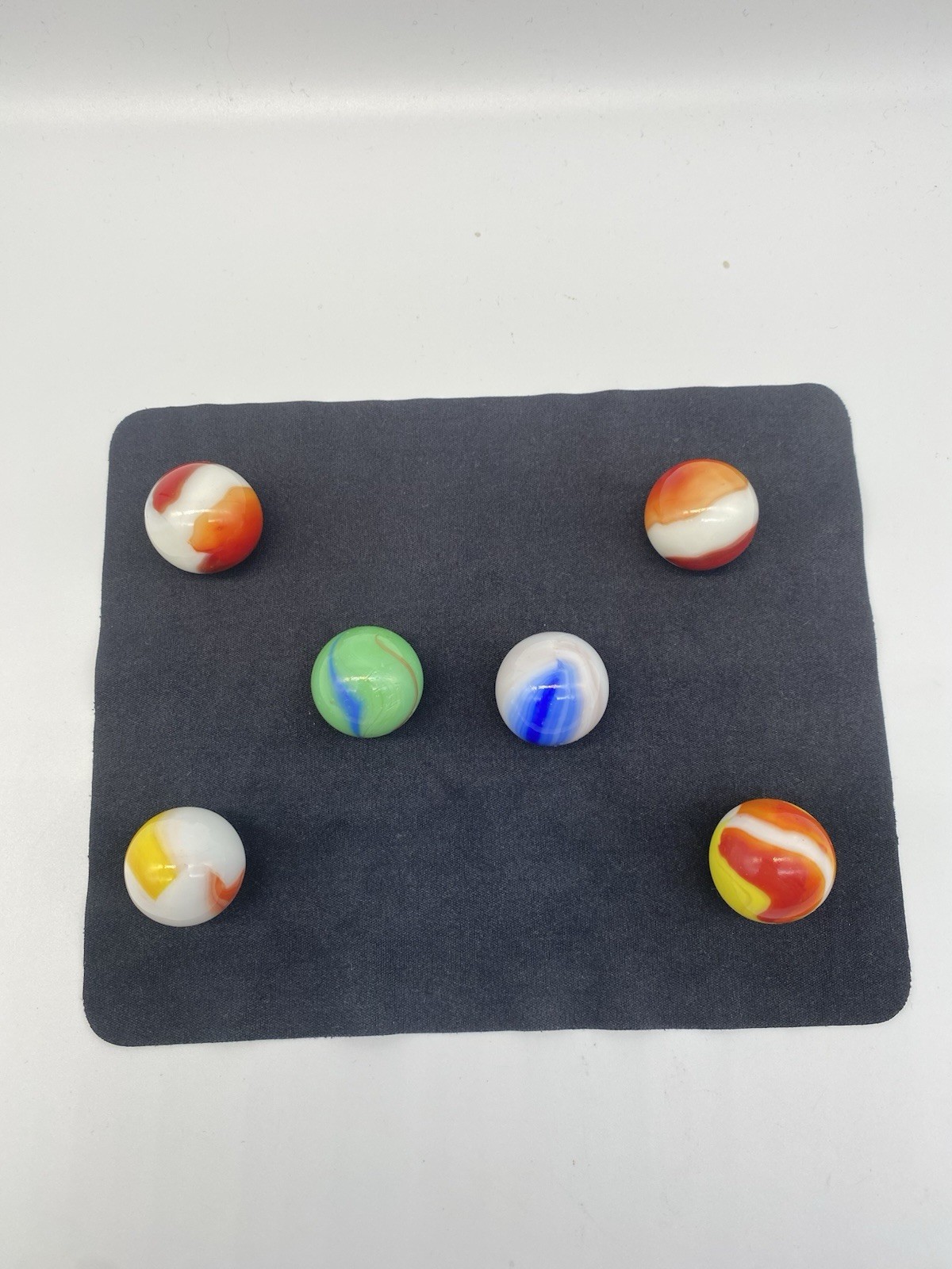 6 VINTAGE 1 INCH LARGE SHOOTER WHITE MILK GLASS MARBLES Read