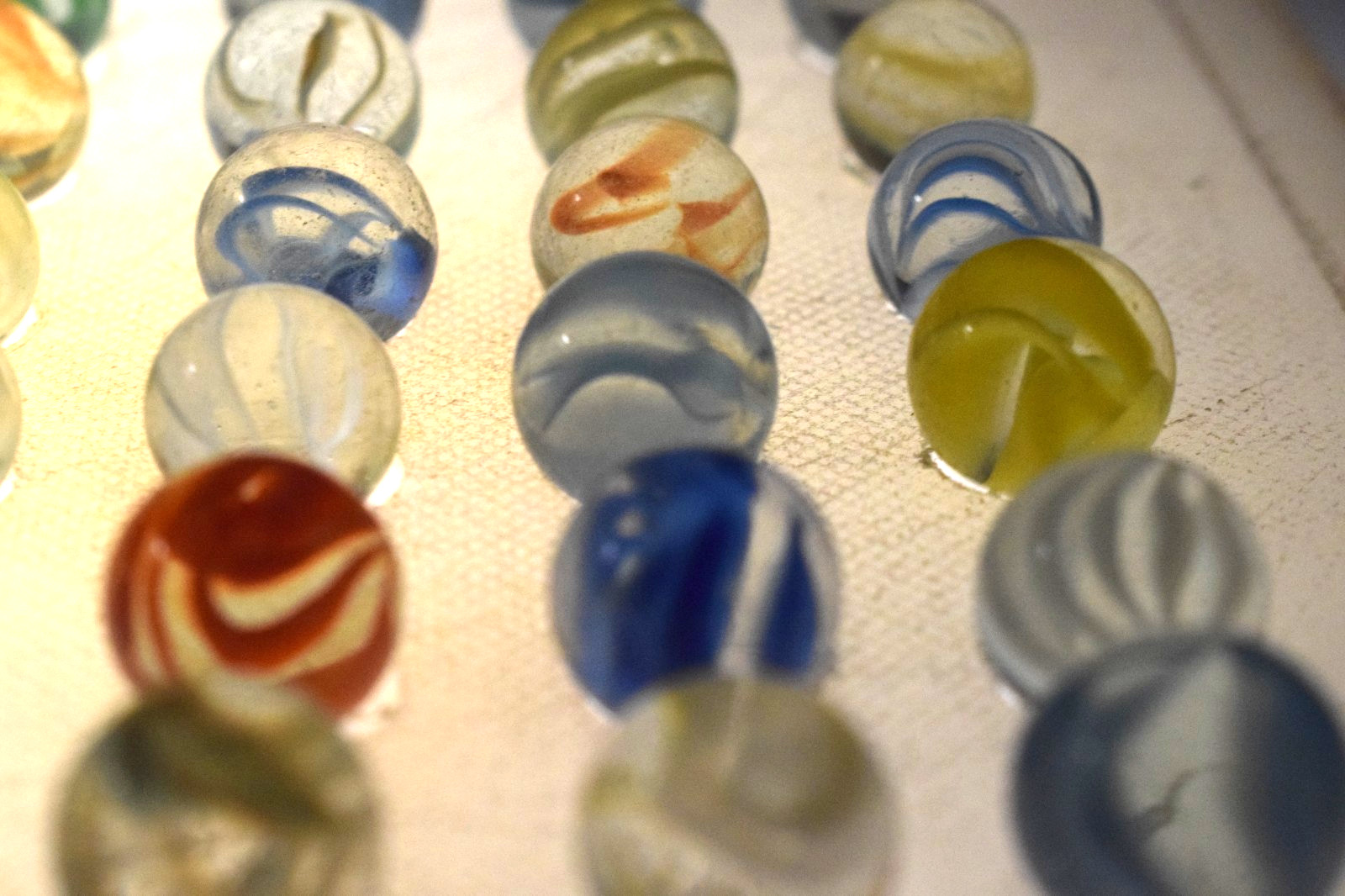 VITRO AGATE MARBLES CATS EYE 6 VEIN CAGE 69PC MIXED LOT PLUS ONE YELLOW SHOOTER