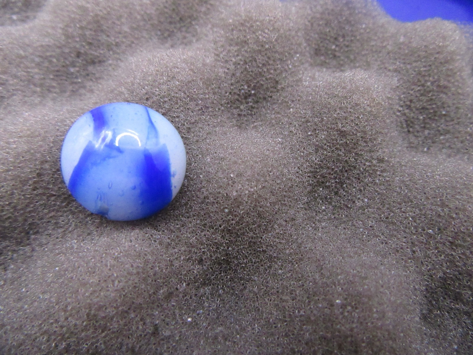 ANTIQUE PELTIER GLASS MARBLE. RAINBO BLUE 5/8″ UV Pre-1938
