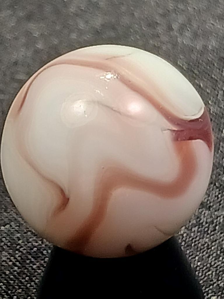 Alley Agate .56″ Light Brown to Lilac on Snow White Near Mnt Serious Marble A335