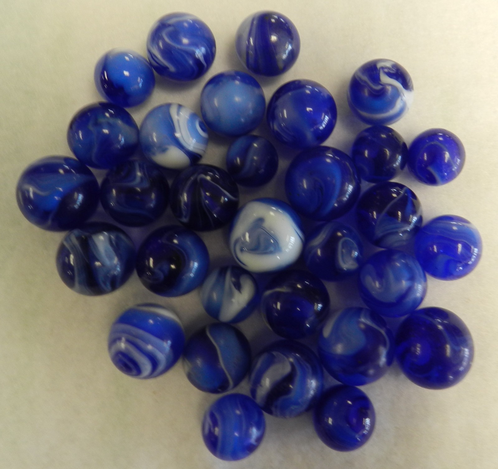 #20511m Vintage Group or Lot of 30 Mixed Company Ungraded Blue Slag Marbles