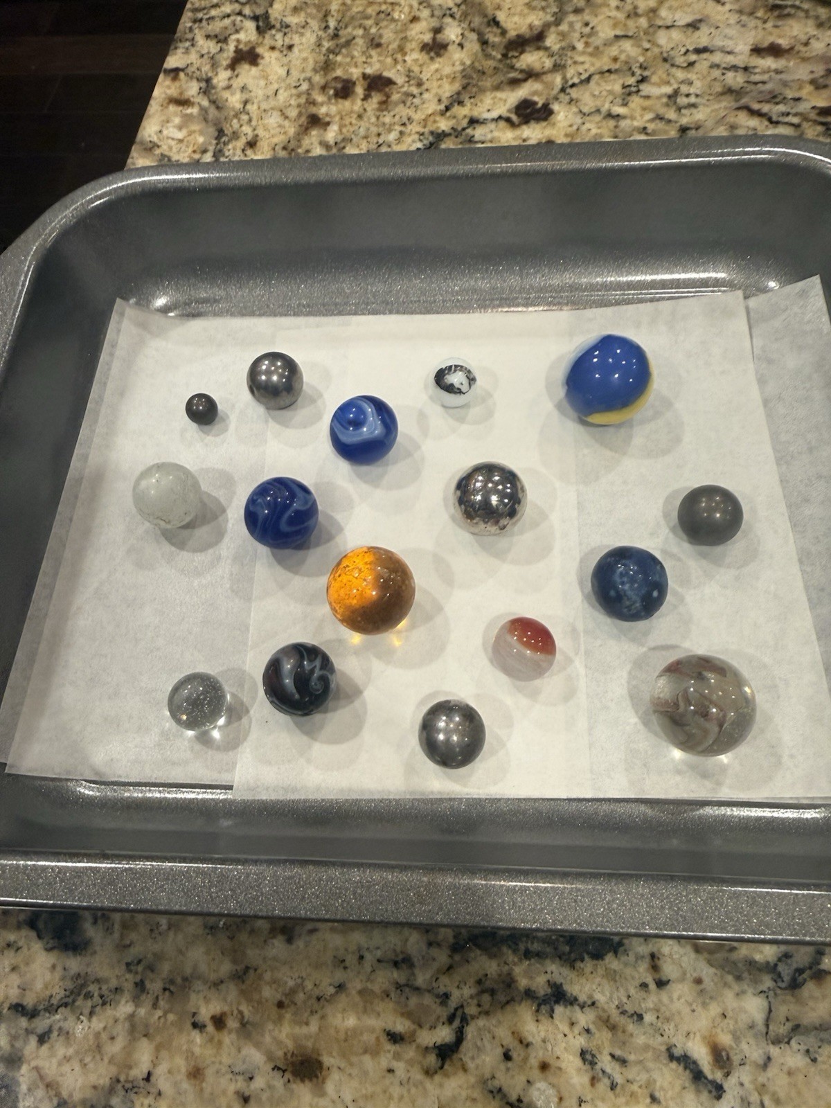 VINTAGE LOT OF 470+ GLASS MARBLES ASSORTMENT OF COLORS, STYLES & SIZES