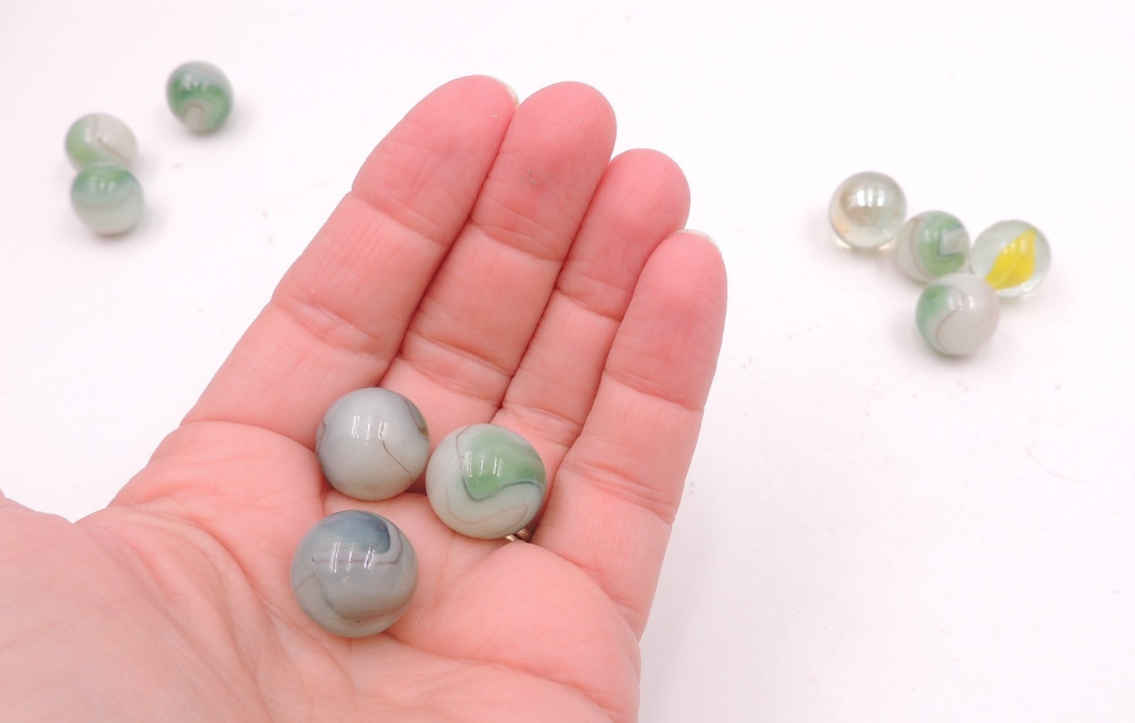 Lot: 10 Vintage Akro Agate Peltier Swirl Glass Marble Banana Cats Eye Conqueror