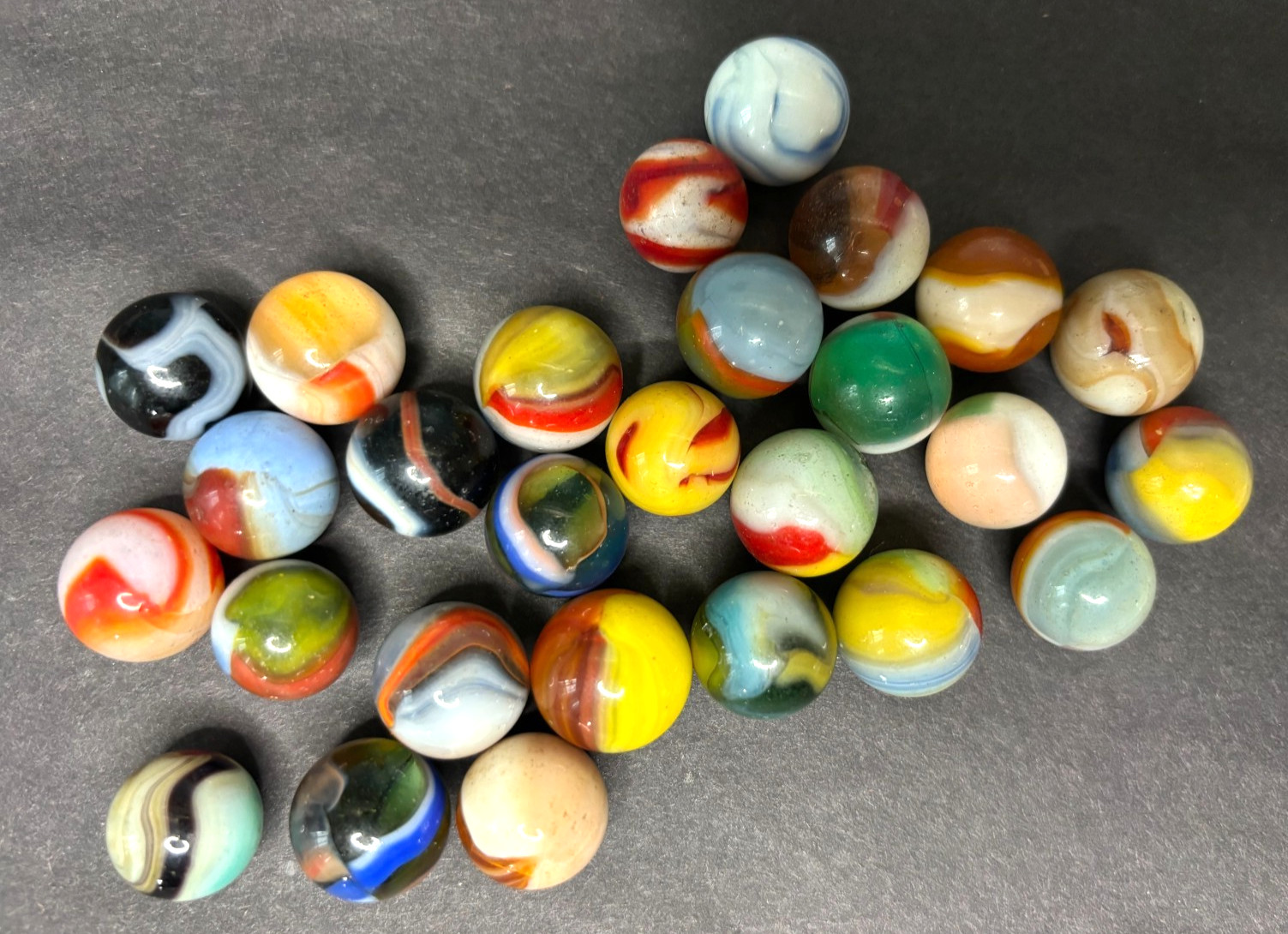 Akro Agate Peltier Vitro Marbles Lot 27 Corkscrew Oxblood .56-.66″ Multi Color