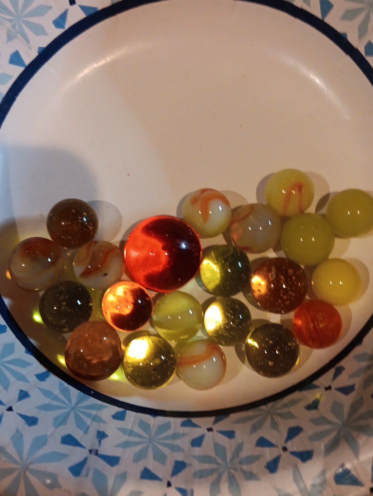 Vintage Cadmium Machine Made Glass Marbles Glow Orange With UV Light. Lot Of 21