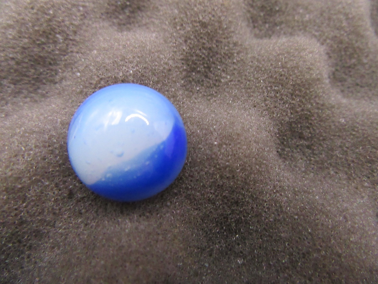 ANTIQUE PELTIER GLASS MARBLE. RAINBO BLUE 5/8″ UV Pre-1938