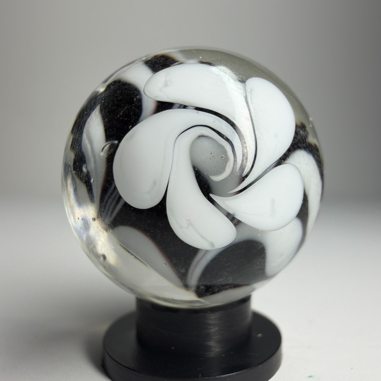 22mm HOCUS POCUS Flower Handmade Glass Marble BLACK/WHITE 7/8″ +Stand