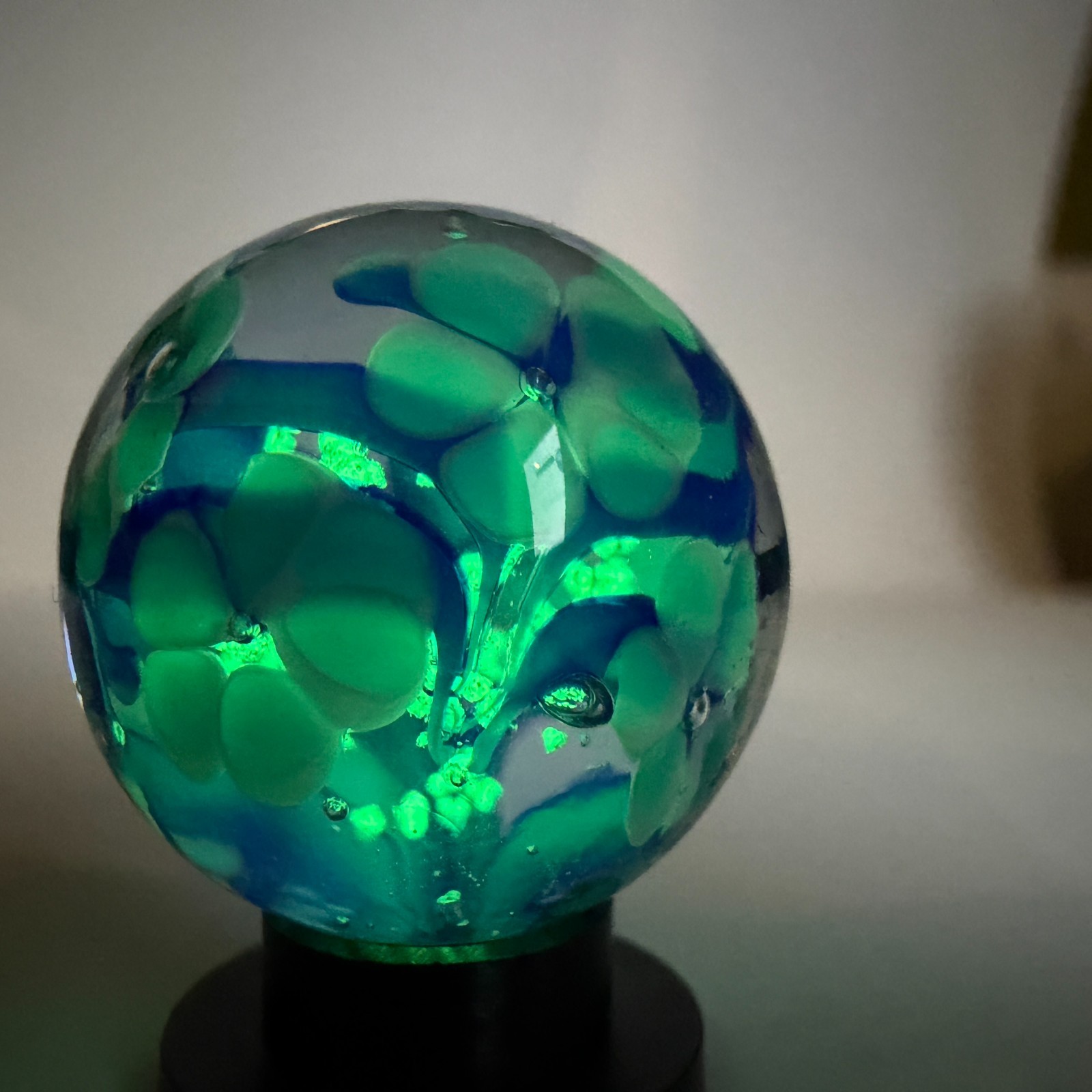 22mm ASTER Blue Flower GLOW IN THE DARK Handmade Glass Marble 7/8 SHOOTER +Stand
