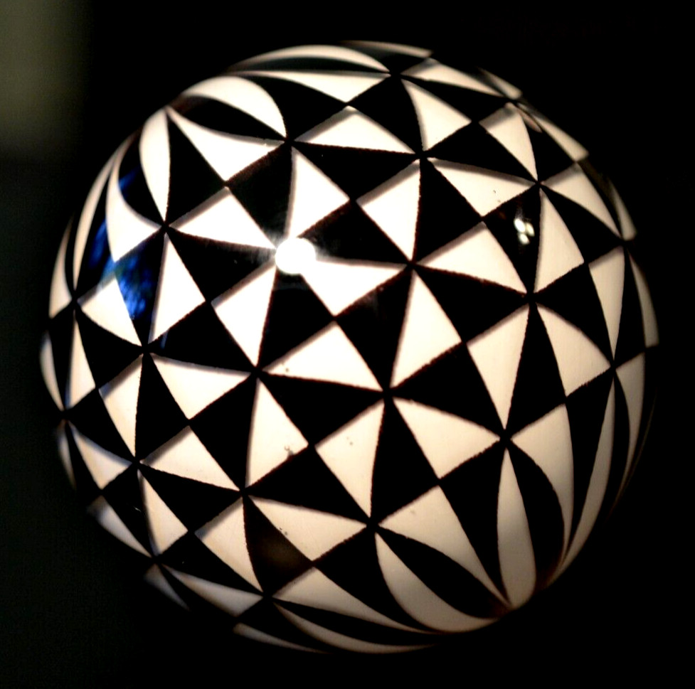 MARK MATTHEWS GLASS MARBLE/2.823″-TRIANGLE WINDMILL-BLK/WHT GEOMETRIC PRECISION