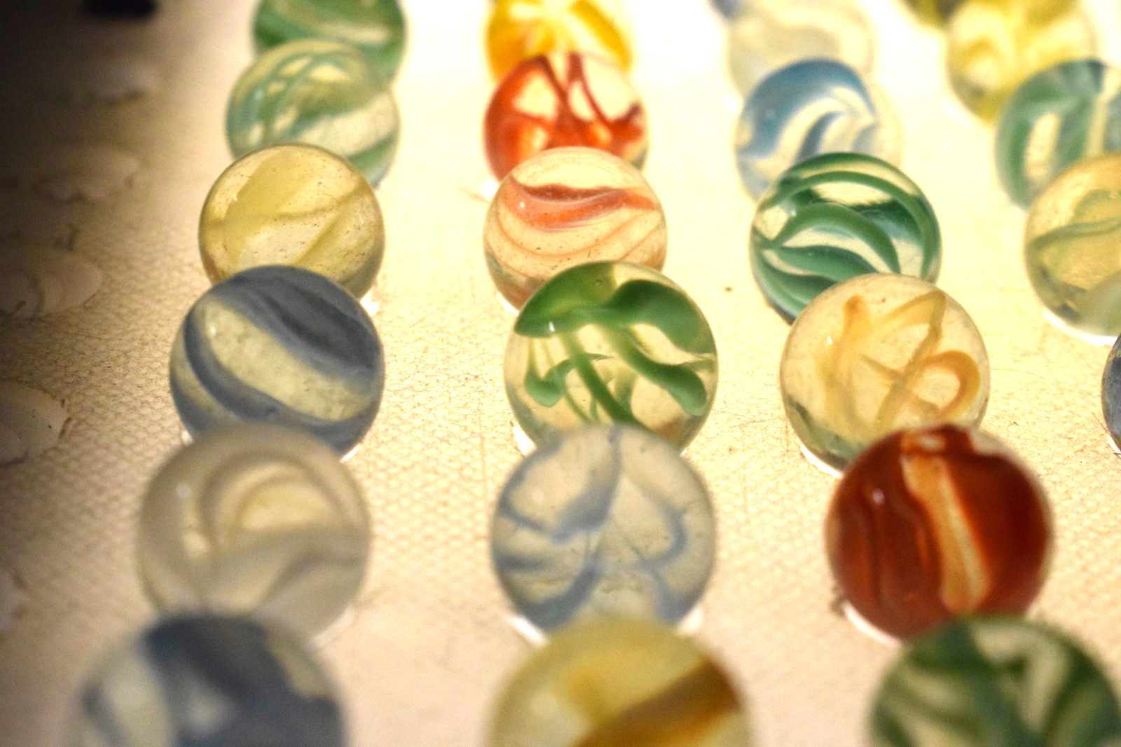 VITRO AGATE MARBLES CATS EYE 6 VEIN CAGE 69PC MIXED LOT PLUS ONE YELLOW SHOOTER