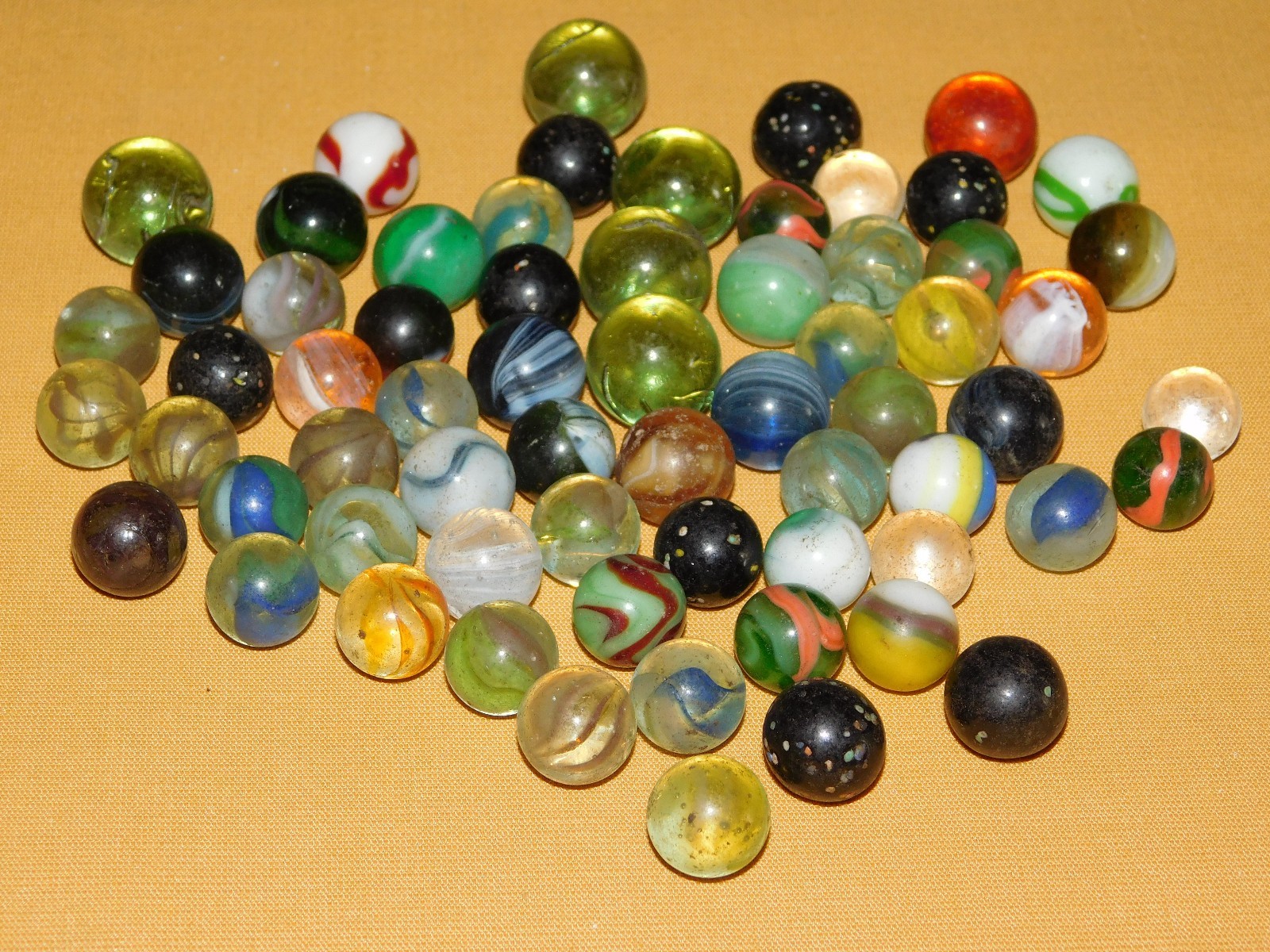 VINTAGE TOY GAME 65 MARBLES LOT