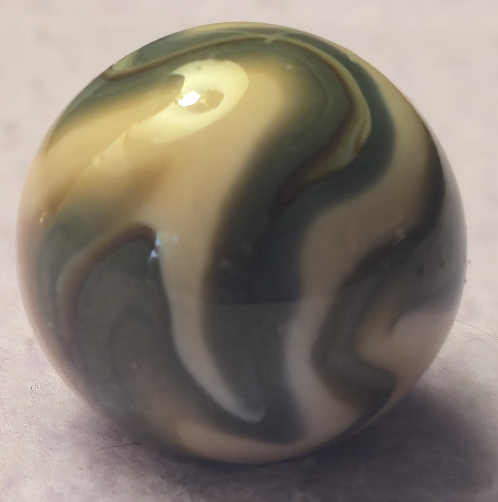 Vintage Ravenswood Novelty Works Shooter Marble .95″ Green Raven Mint Condition