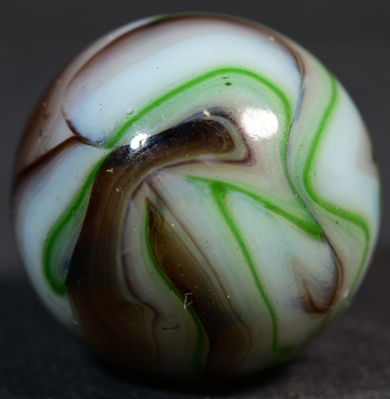 Veiligglas Opaque Vintage Marble 1960’s Choc & Fine Green Tendrils 16.7mm 21/32′