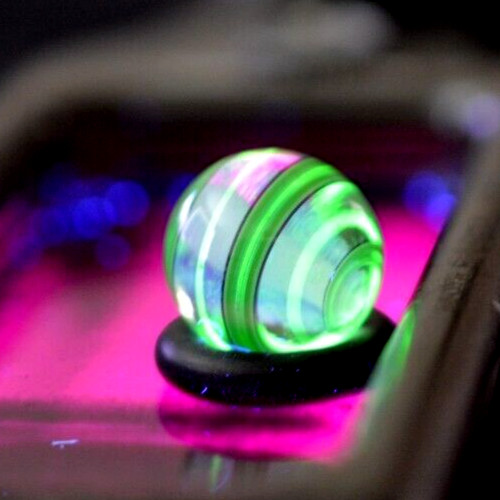 BRYAN TRILLAS GLASS MARBLE/.560″-WHITE & DICHROIC CORE W/BLACK& GREEN BLACKLIGHT