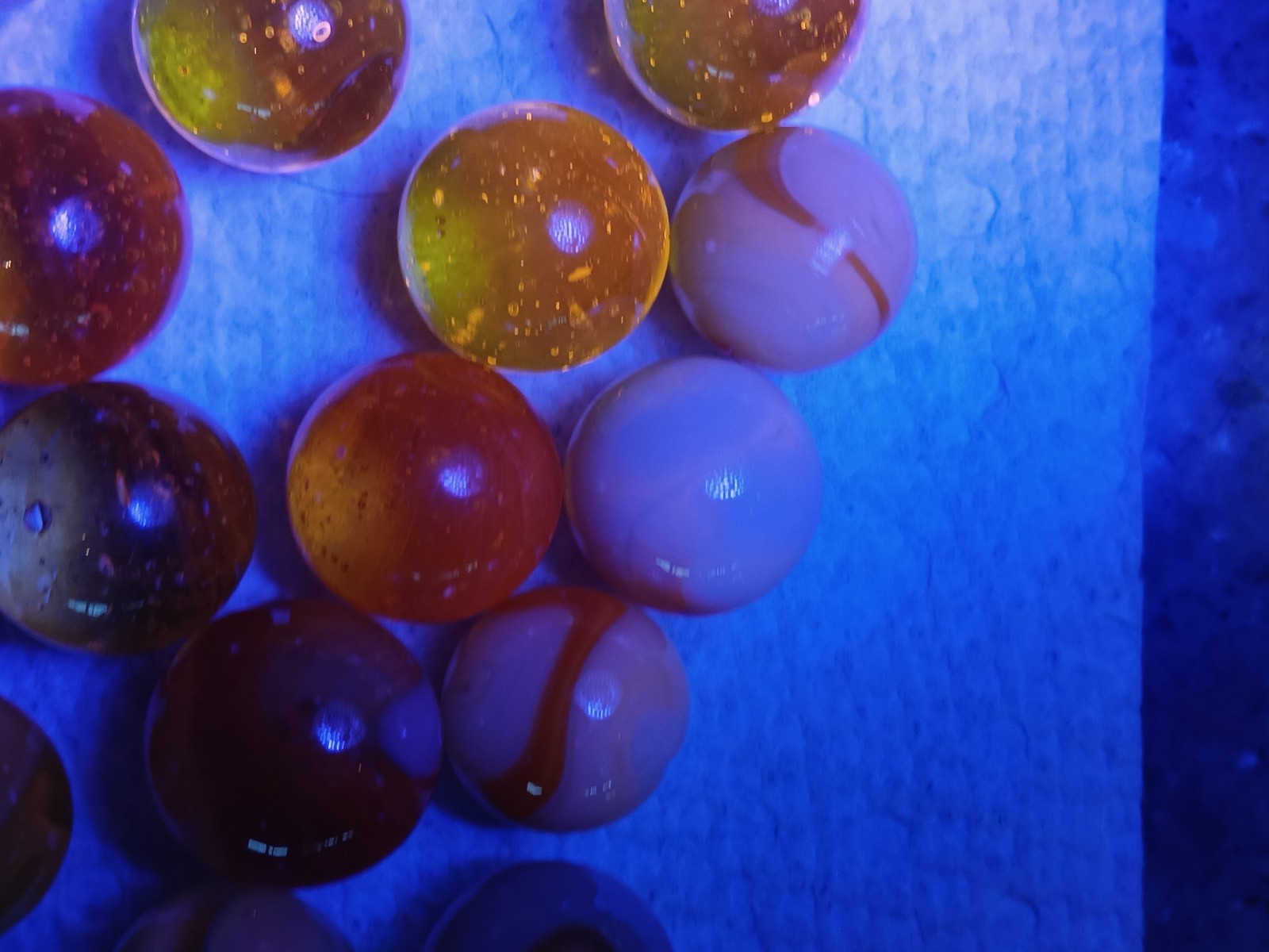 Vintage Cadmium Machine Made Glass Marbles Glow Orange With UV Light. Lot Of 21