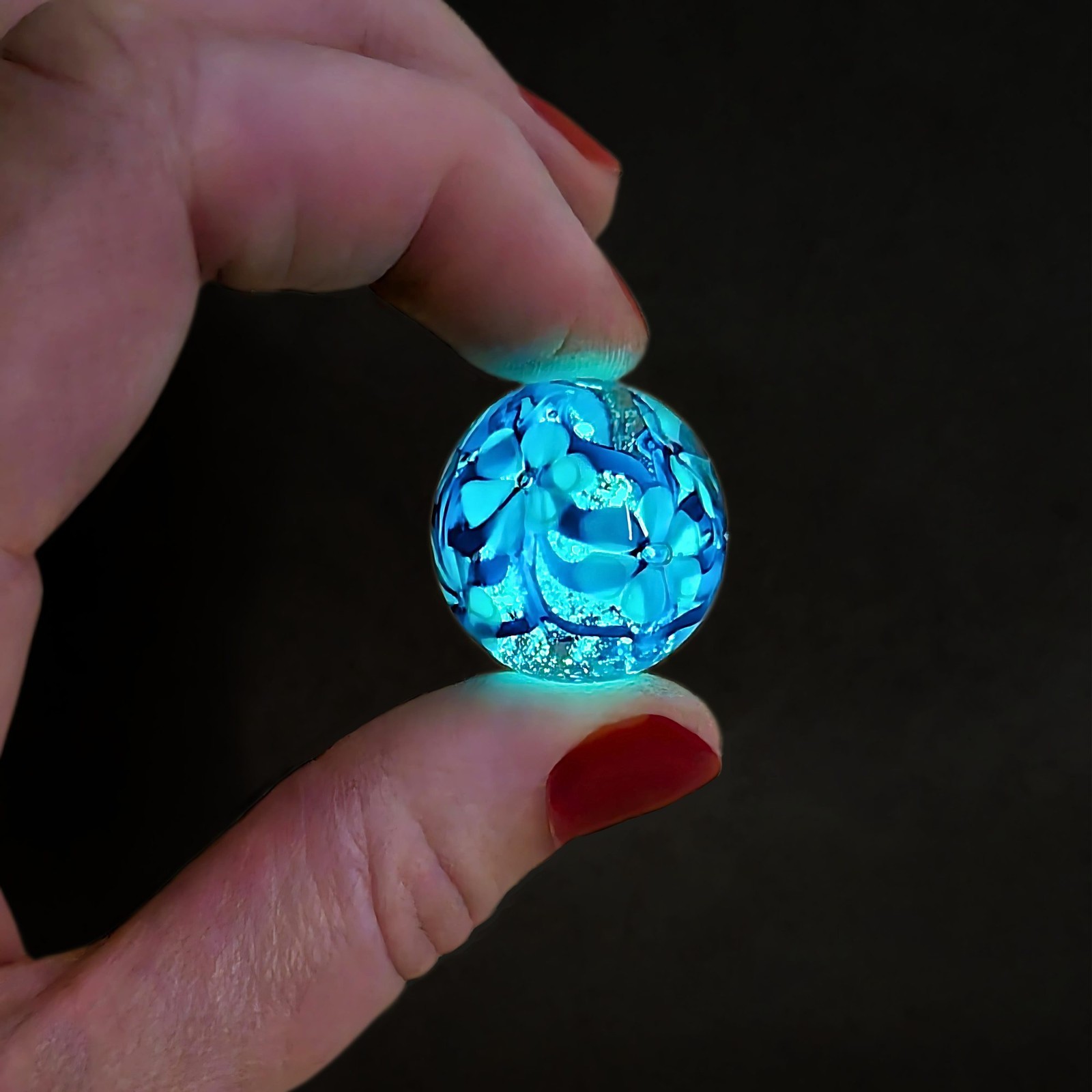 22mm ASTER Blue Flower GLOW IN THE DARK Handmade Glass Marble 7/8 SHOOTER +Stand
