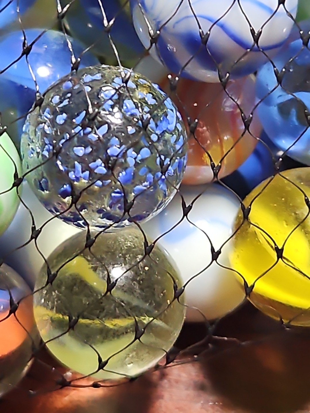 Toysmith Neato! 160 Glass Marbles in Retro Tin – Estate Find, Nostalgia Gift