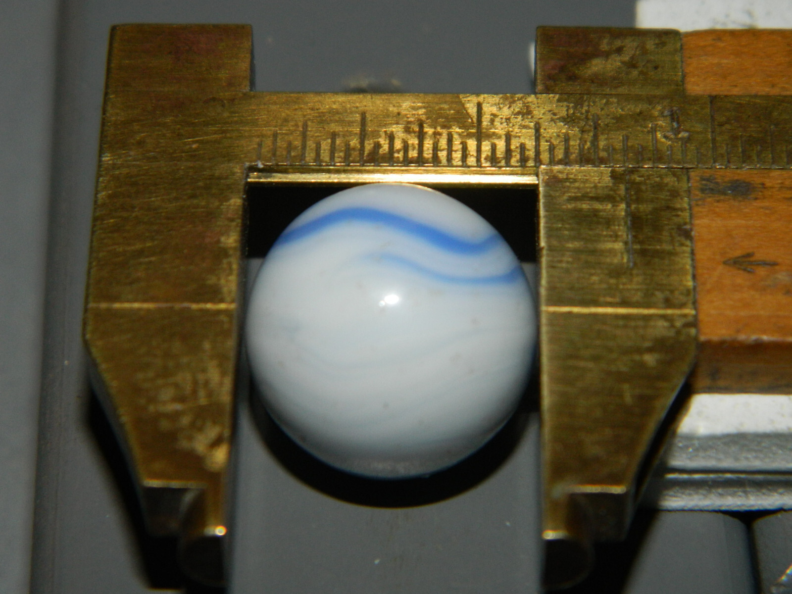 Alley Agate Blue Flame approx 5/8″ E5