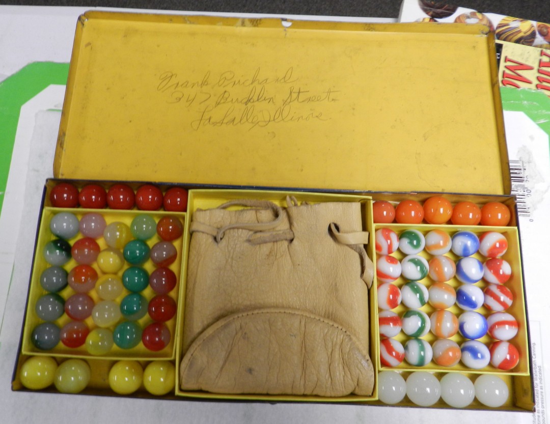 #20164m Very Nice Vintage Akro Agate Tin Number 200 With Marbles and Bag