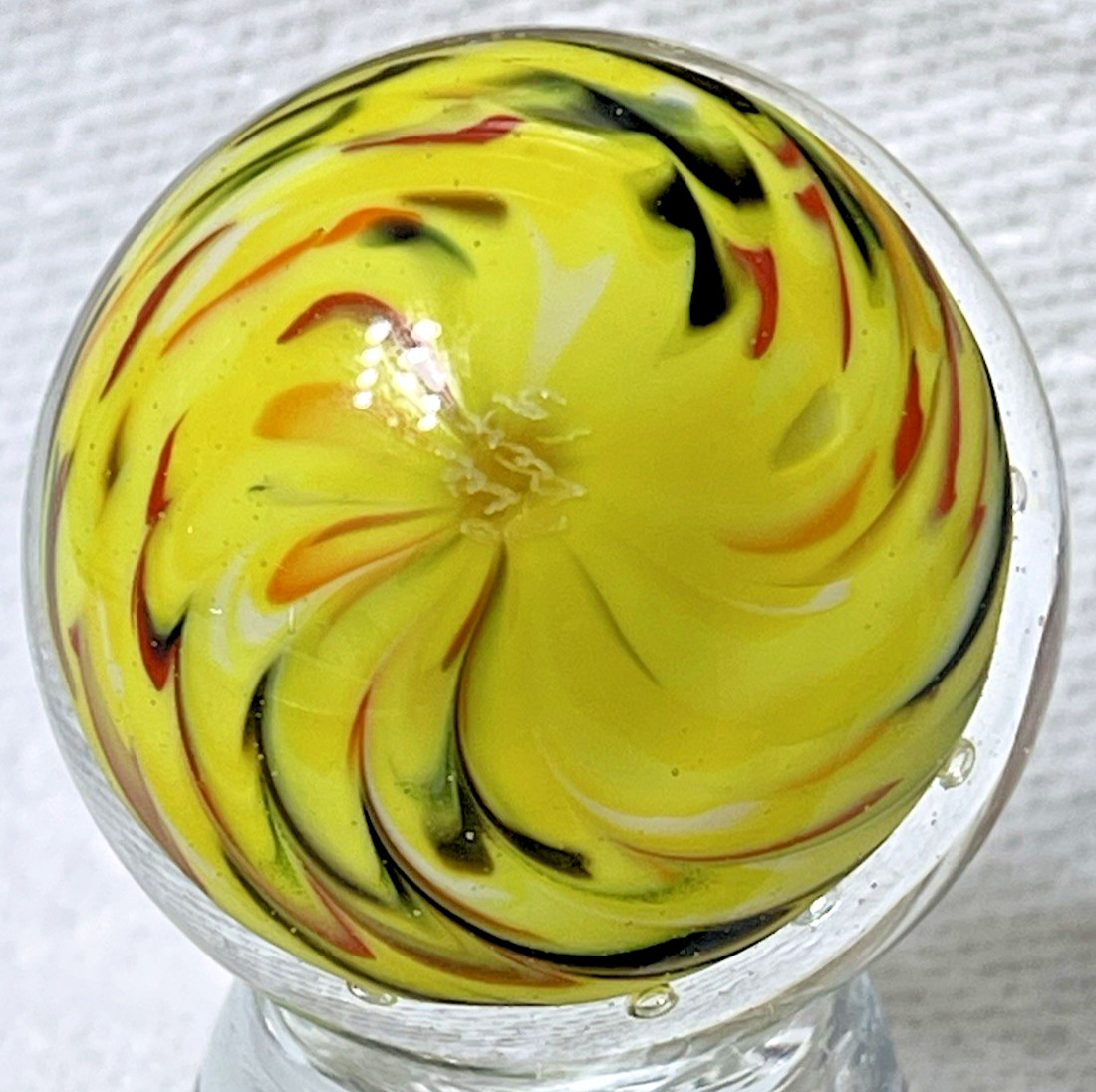 2015 RICK DAVIS MARBLE SIGNED HANDMADE GLASS ART 1.50 YELLOW ORANGE RED BUBBLES