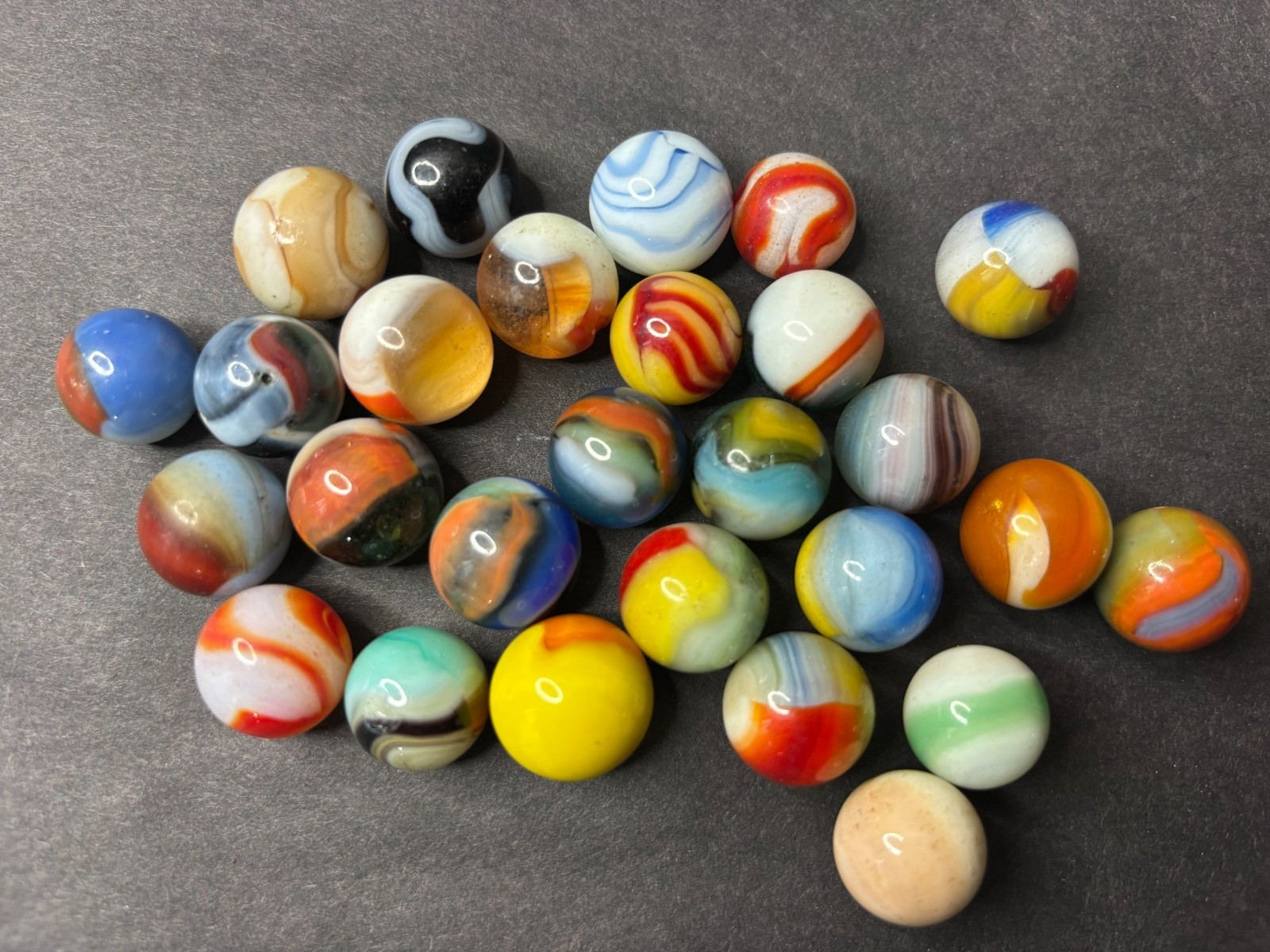 Akro Agate Peltier Vitro Marbles Lot 27 Corkscrew Oxblood .56-.66″ Multi Color