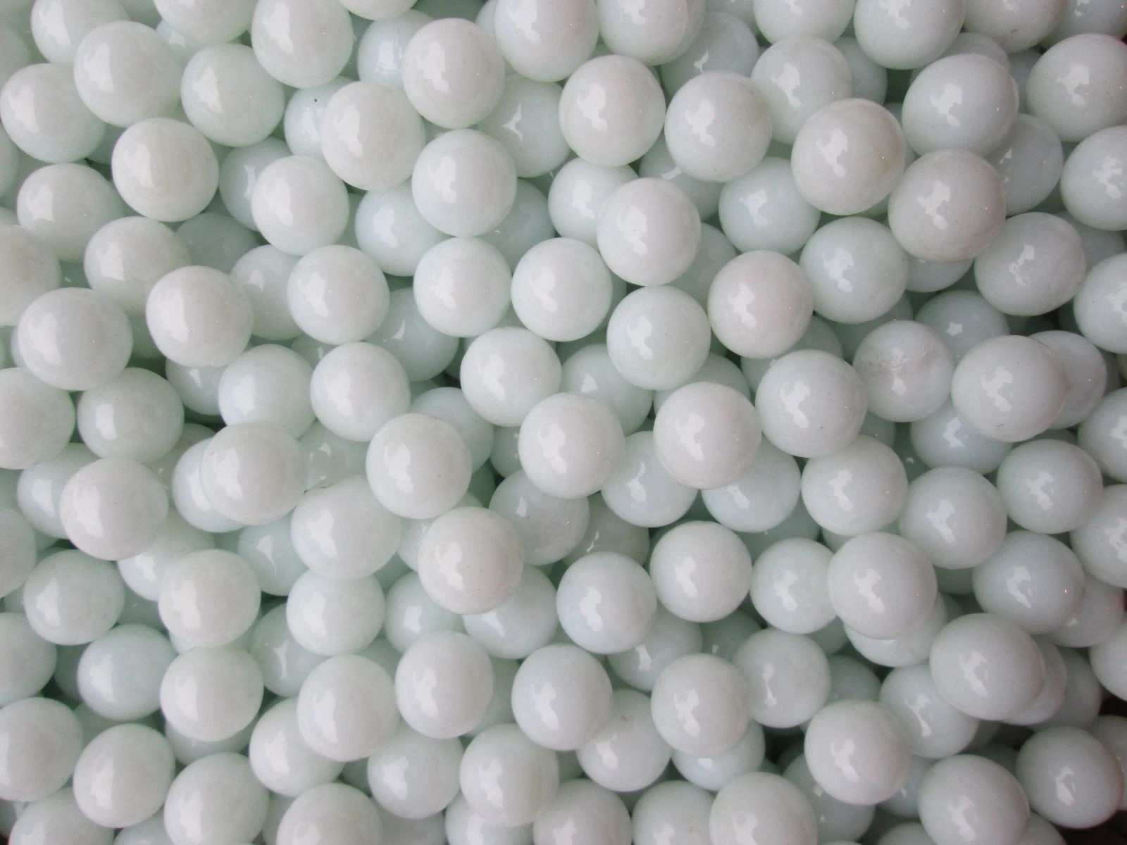 OPAQUE WHITE 1 INCH GAME / CHINESE CHECKER MEGA MARBLES 600 COUNT CASE