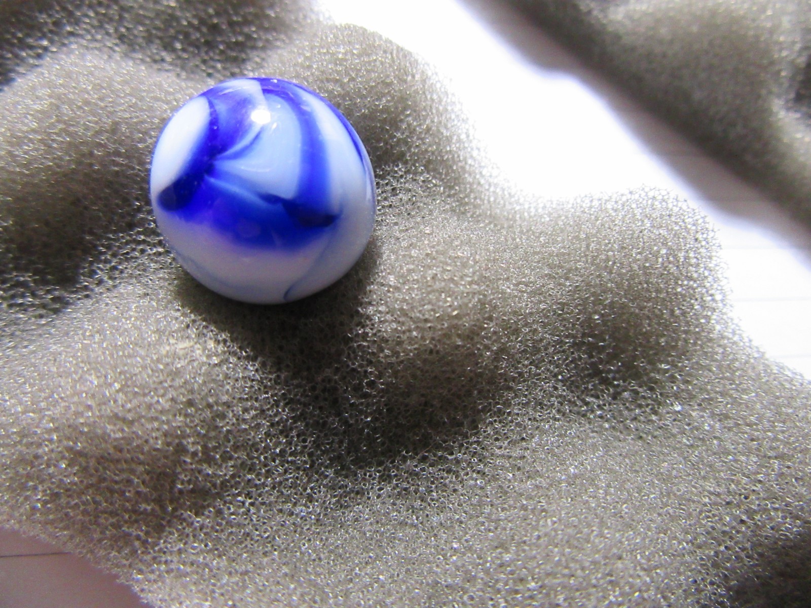 VINTAGE ALLEY AGATE SWIRL MARBLE. COBALT BLUE/WHITE 5/8″