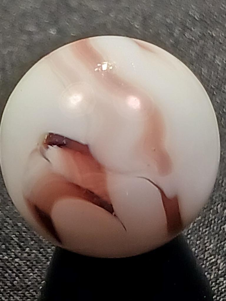 Alley Agate .56″ Light Brown to Lilac on Snow White Near Mnt Serious Marble A335