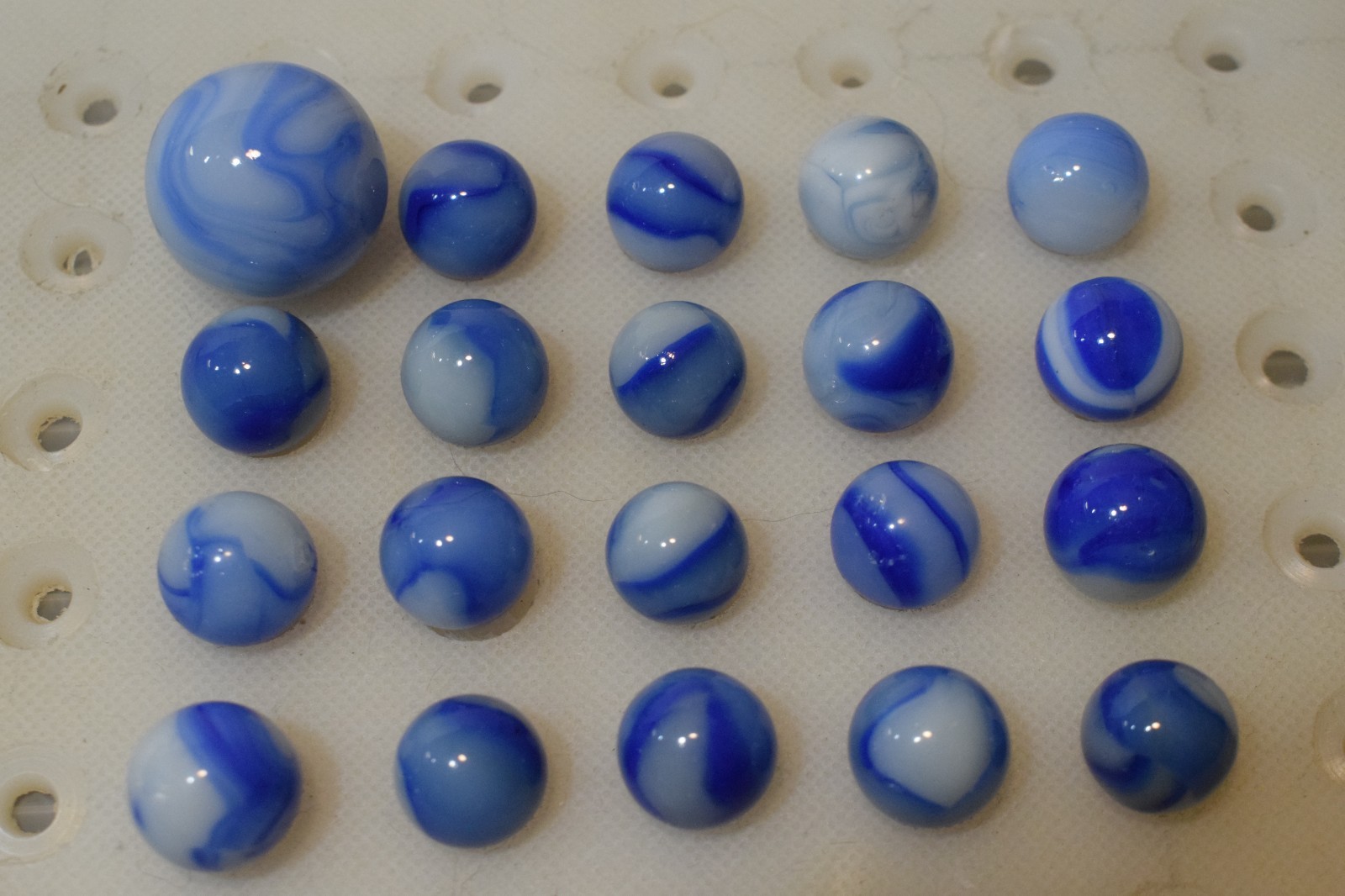 PELTIER GLASS RAINBO MARBLES BLUE ZEBRA 19PC LOT ONE CLOUDY SKY SWIRL SHOOTER
