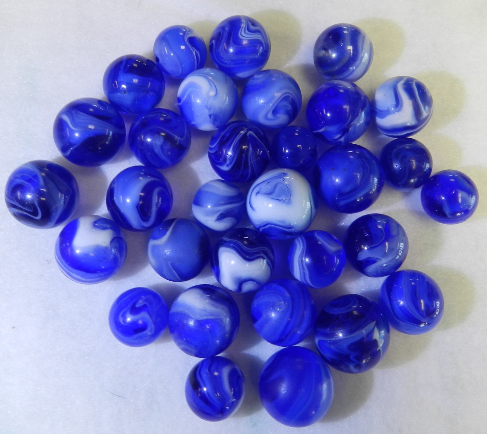 #20511m Vintage Group or Lot of 30 Mixed Company Ungraded Blue Slag Marbles