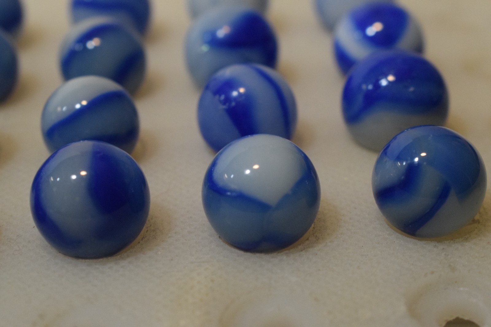 PELTIER GLASS RAINBO MARBLES BLUE ZEBRA 19PC LOT ONE CLOUDY SKY SWIRL SHOOTER