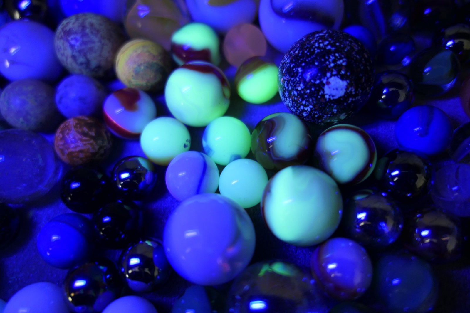 Lg Lot Vtg Marbles – Mixed Clay, Glowing, Cats Eyes, Solids, Shooters, Swirls