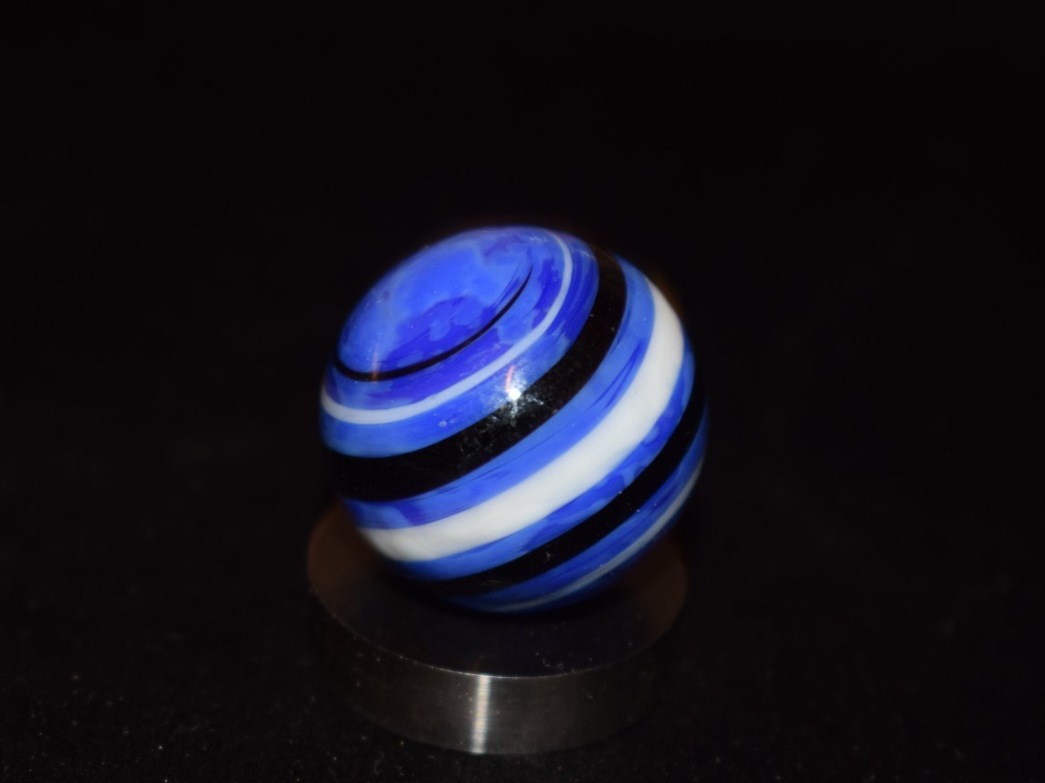 Handblown Glass Akro 🔵⚪⚫ Spiral Toy Marble Shooter Size Approx 1.00″=25mm Mint