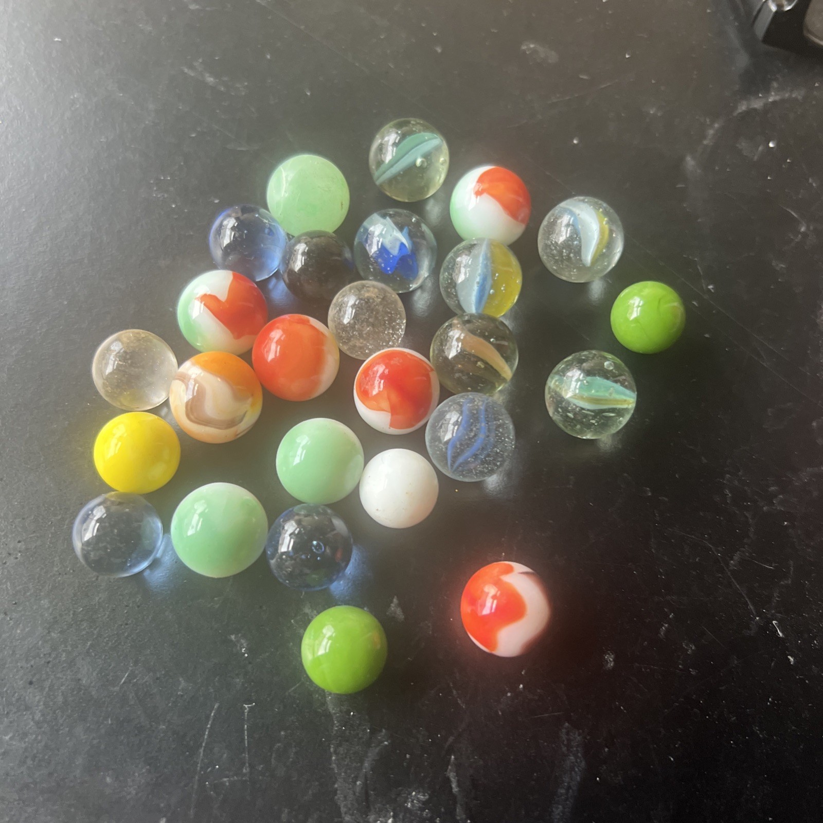 LOT OF 25 VINTAGE MARBLES. APPROXIMATELY 1/2 INCH IN DIAMETER. ￼
