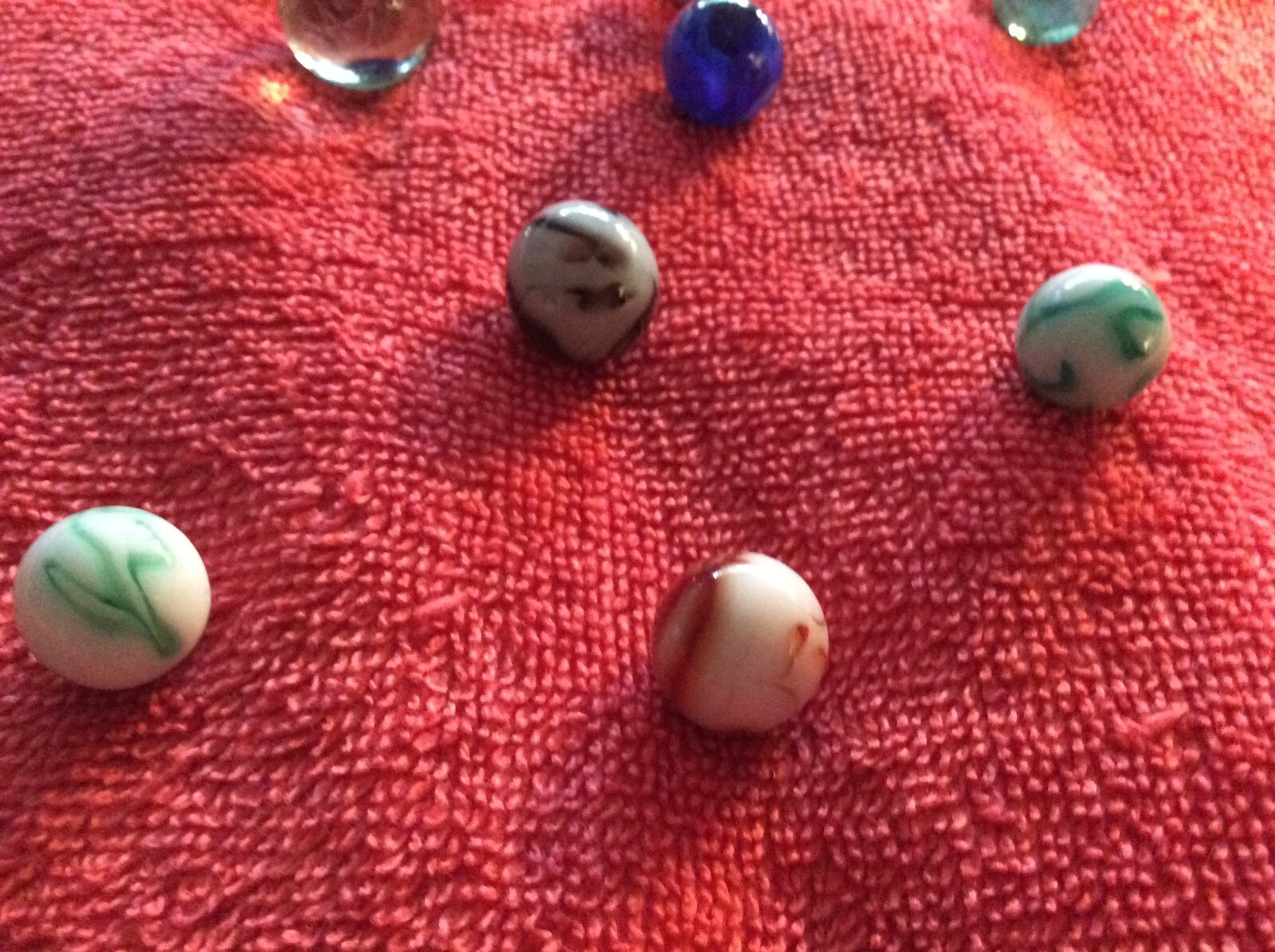 LOT OF 16 VINTAGE MARBLES RED POUCH