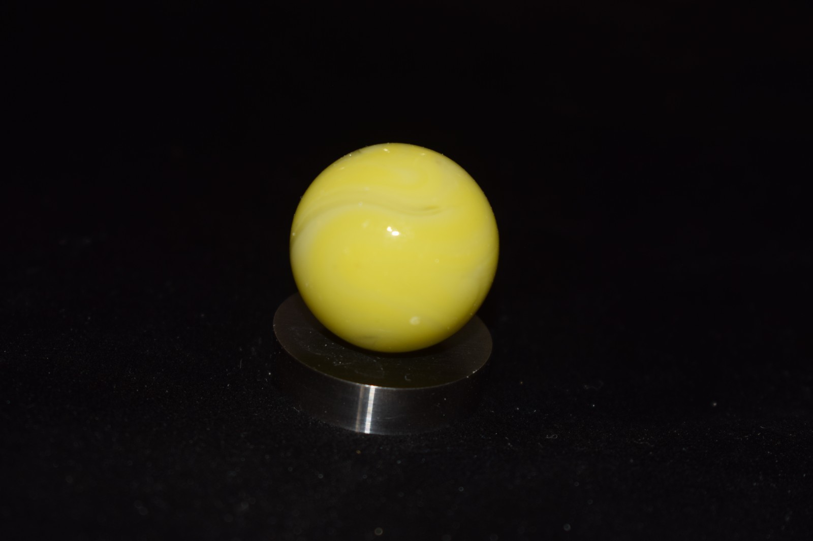 👽➖⏩HTF JABO Classic UV 👽 reactive Electric⚡💡⚡Yellow marble boulder size .937″