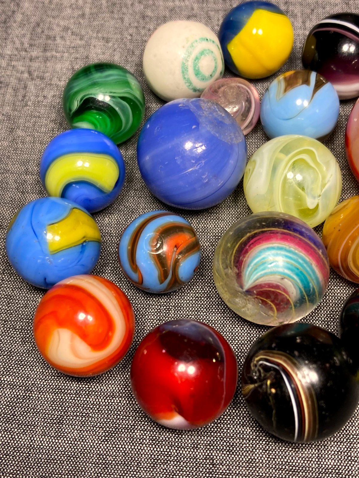 20 ASSORTED MARBLES. Akro, Christensen, & Handmade lot. NM+/NM. 1″ to peewee.