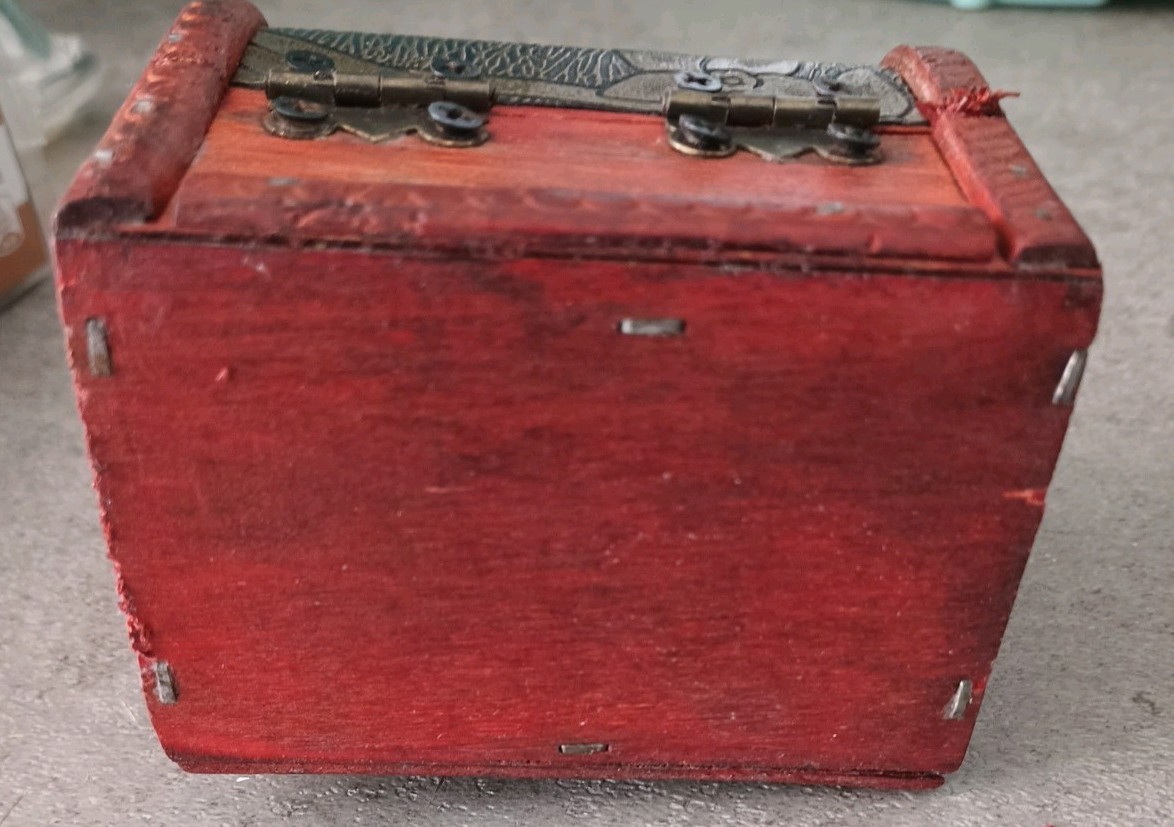 Glowy Marbels In Mini Wooden Chest With Latch