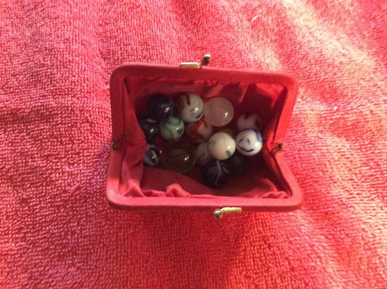 LOT OF 16 VINTAGE MARBLES RED POUCH