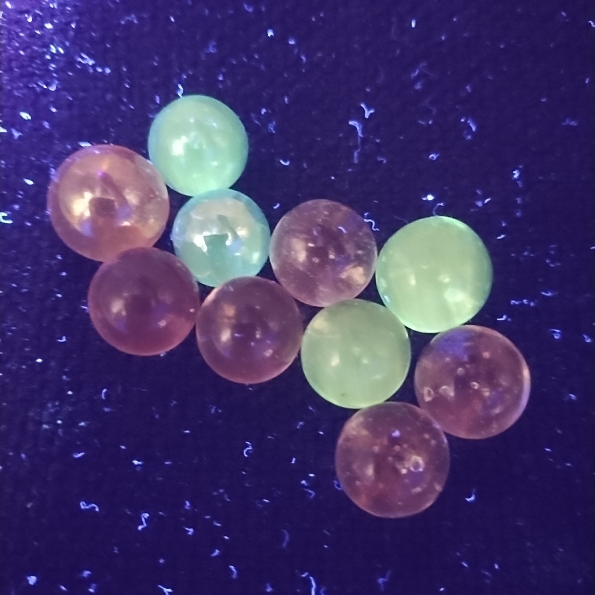 Lot of 10 UV Glow glass marbles Clear Light Blue Pink Peewees Uranium Cadmium