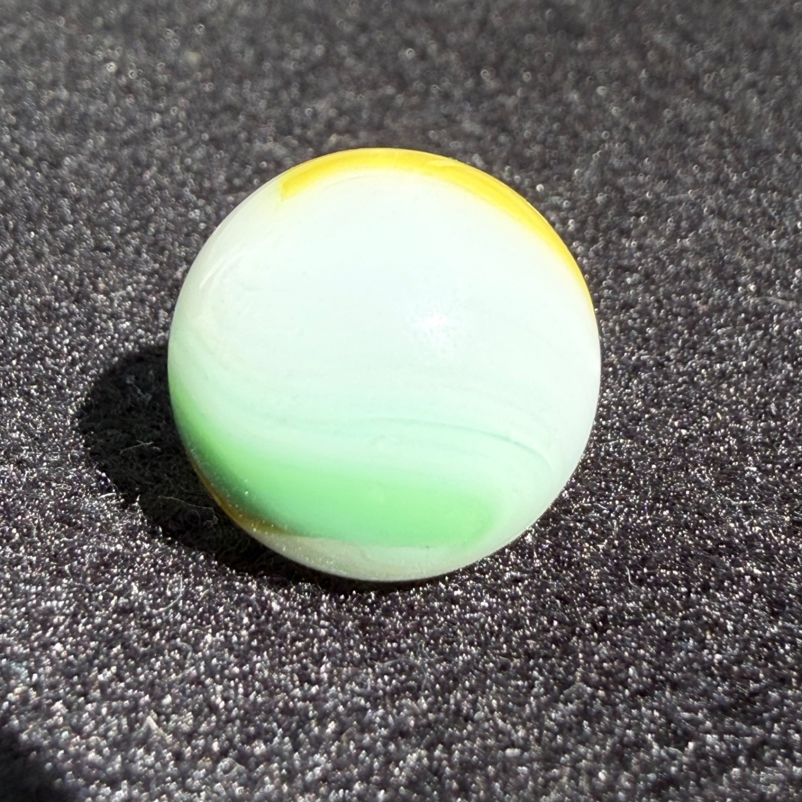 AKRO YELLOW WHITE GREEN POPEYE 5/8″ NM+ marble