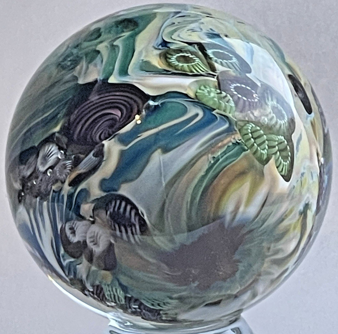 05 BOBBIE & EDDIE SEESE MARBLE SIGNED DICHROIC GLASS ART 1.95″ JELLYFISH FIELDS