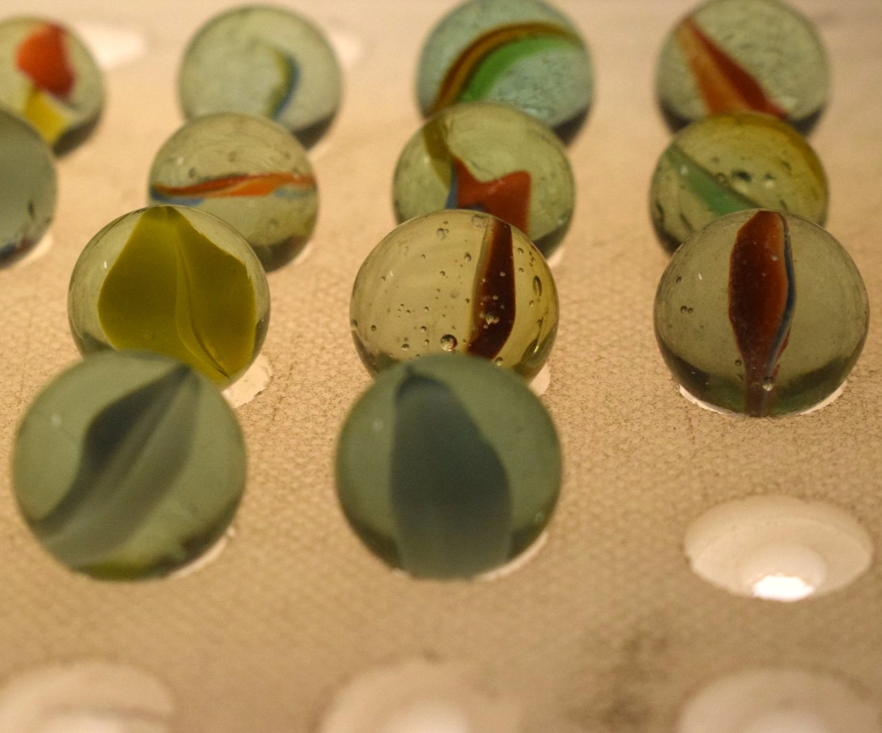 JAPAN CLEAR GREEN MARBLES CATS EYE BANANA 21PC LOT 1960s VINTAGE RED BLUE YELLOW